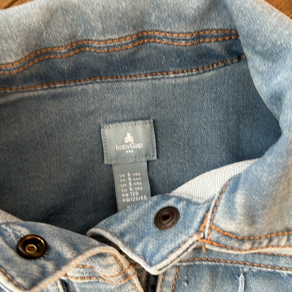 EUC Baby Gap denim jacket. Size US 5. - Picture 5 of 5
